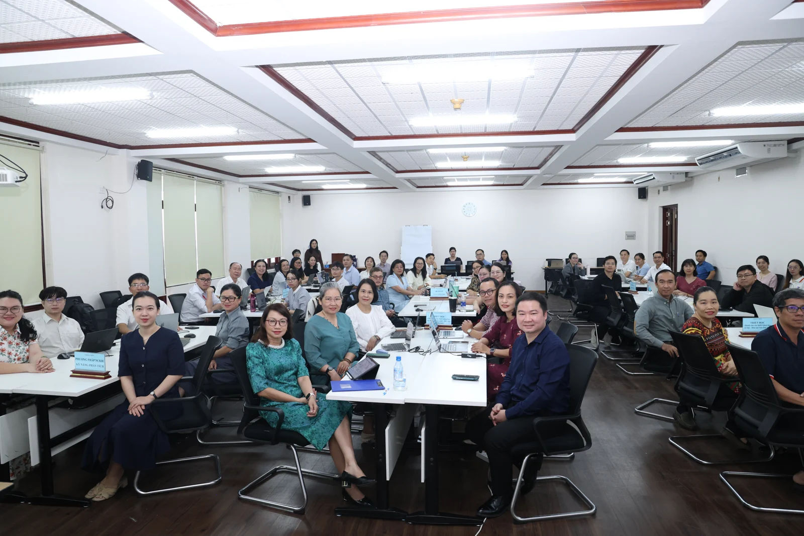 Lecturers and experts in training to build MOOC courses